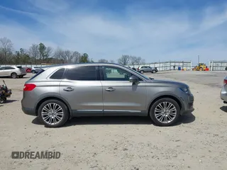 2017 Lincoln MKX Reserve z VIN 2LMPJ8LR4HBL41092, wystawiony jako IAAI lot #41815783 z przebiegiem 104 578 mil mil oraz . Historia ofert i sprzedaży dostępna na DreamBid. Obrazek 13.