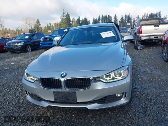 2015 BMW 3 Series 328i xDrive z VIN WBA3B5C56FF962334, wystawiony jako IAAI lot #41323621 z przebiegiem 33 419 mil mil oraz . Historia ofert i sprzedaży dostępna na DreamBid. Obrazek 12.