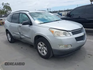 2012 Chevrolet Traverse LS z VIN 1GNKRFEDXCJ145291, wystawiony jako IAAI lot #42198979 z przebiegiem 135 562 mil mil oraz . Historia ofert i sprzedaży dostępna na DreamBid. Obrazek 1.