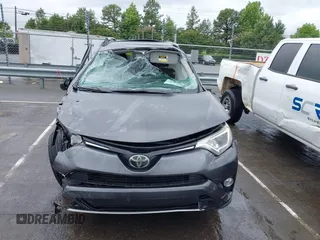 2018 Toyota RAV4 XLE z VIN JTMWFREV3JJ184752, wystawiony jako IAAI lot #42356452 z przebiegiem 79 532 mil mil oraz . Historia ofert i sprzedaży dostępna na DreamBid. Obrazek 13.