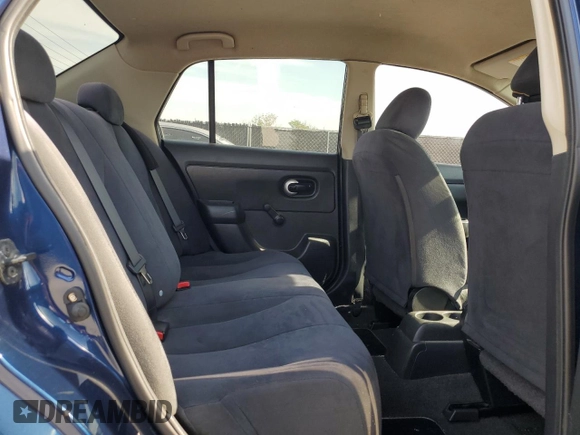 2009 Nissan Versa 1.6 z VIN 3N1CC11E49L476159, wystawiony jako Copart lot #53792025 z przebiegiem 242 459 mil mil oraz Szkoda całkowita • Salvage title. Historia ofert i sprzedaży dostępna na DreamBid. Obrazek 10.