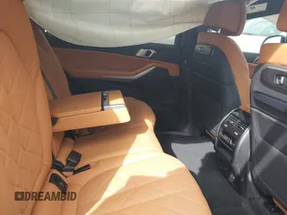 2025 BMW X7 xDrive40i z VIN 5UX23EM01S9W23566, wystawiony jako IAAI lot #41490415 z przebiegiem 8 144 mil mil oraz . Historia ofert i sprzedaży dostępna na DreamBid. Obrazek 8.