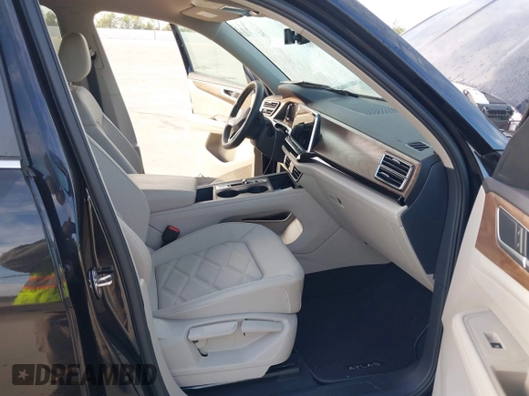 2024 Volkswagen Atlas SE with VIN 1V2LR2CA7RC553936, listed as a IAAI auction lot 40662181 with 4,305 mi miles and . Bid and sale history available at DreamBid. Image 5.