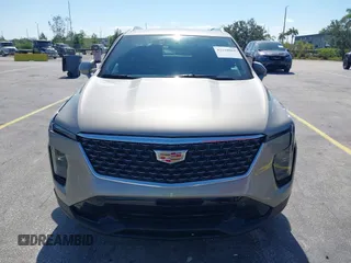 2025 Cadillac XT4 FWD Premium Luxury z VIN 1GYFZCR41SF152998, wystawiony jako IAAI lot #42318061 z przebiegiem 9521 mil mil oraz . Historia ofert i sprzedaży dostępna na DreamBid. Obrazek 12.