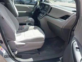 2018 Toyota Sienna LE Auto Access Seat with VIN 5TDKZ3DC5JS945951, listed as a IAAI auction lot 41689856 with 103,537 mi miles. Bid and sale history available at carsss.com. Image 5.