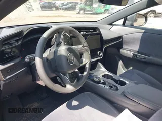 2024 Lexus RZ 450e Premium z VIN JTJAAAABXRA023751, wystawiony jako IAAI lot #42082320 z przebiegiem 15 641 mil mil oraz . Historia ofert i sprzedaży dostępna na DreamBid. Obrazek 5.