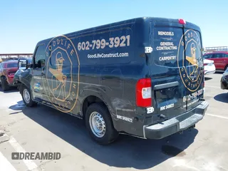 2018 Nissan NV Cargo S z VIN 1N6BF0KM6JN800780, wystawiony jako IAAI lot #42304093 z przebiegiem 113 557 mil mil oraz . Historia ofert i sprzedaży dostępna na DreamBid. Obrazek 3.