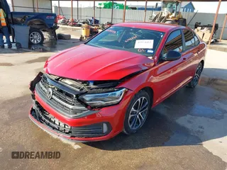 2024 Volkswagen Jetta Sport z VIN 3VWAM7BU7RM080664, wystawiony jako IAAI lot #41974493 z przebiegiem 14 254 mil mil oraz . Historia ofert i sprzedaży dostępna na DreamBid. Obrazek 2.