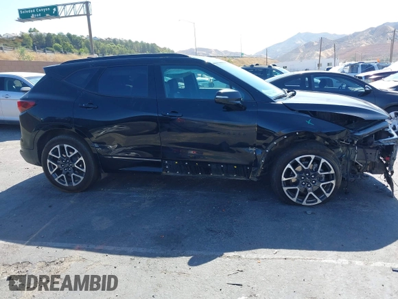 2024 Chevrolet Blazer RS z VIN 3GNKBERS0RS155598, wystawiony jako IAAI lot #39970423 z przebiegiem 15 171 mil mil oraz . Historia ofert i sprzedaży dostępna na DreamBid. Obrazek 13.