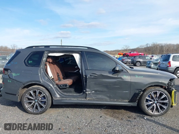 2022 BMW X7 M50i z VIN 5UXCX6C01N9L99140, wystawiony jako IAAI lot #41697545 z przebiegiem 60 972 mil mil oraz . Historia ofert i sprzedaży dostępna na DreamBid. Obrazek 13.
