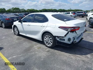 2024 Toyota Camry LE z VIN 4T1R11AK5RU881936, wystawiony jako IAAI lot #42080937 z przebiegiem 13 302 mil mil oraz . Historia ofert i sprzedaży dostępna na DreamBid. Obrazek 3.