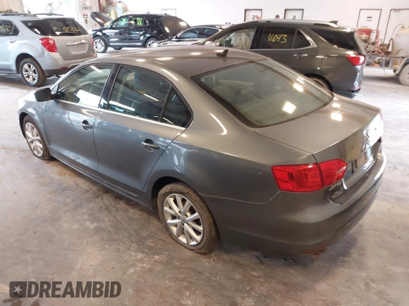2014 Volkswagen Jetta SE z VIN 3VWD07AJ2EM400385, wystawiony jako IAAI lot #42668600 z przebiegiem 172 180 mil mil oraz . Historia ofert i sprzedaży dostępna na DreamBid. Obrazek 3.