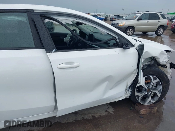 2021 Kia Forte LXS z VIN 3KPF24ADXME377638, wystawiony jako IAAI lot #42467878 z przebiegiem 53 446 mil mil oraz . Historia ofert i sprzedaży dostępna na DreamBid. Obrazek 6.