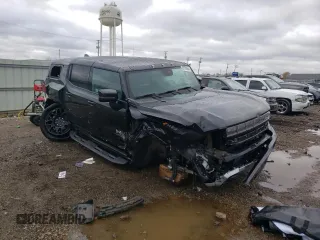 2024 GMC Hummer EV 2X with VIN 1GKB0NDE0RU109550, listed as a Copart auction lot 81728944 with 5,426 mi miles and Salvage Title. Bid and sale history available at carsss.com. Image 4.