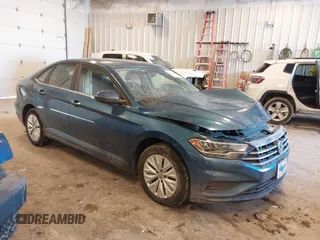 2019 Volkswagen Jetta S z VIN 3VWCB7BU9KM194136, wystawiony jako IAAI lot #41463927 z przebiegiem 103 847 mil mil oraz . Historia ofert i sprzedaży dostępna na DreamBid. Obrazek 1.