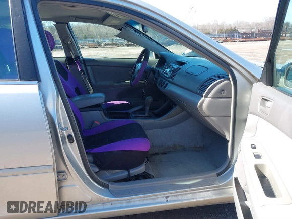 2002 Toyota Camry LE z VIN 4T1BE32K52U506649, wystawiony jako IAAI lot #41586416 z przebiegiem 312 245 mil mil oraz . Historia ofert i sprzedaży dostępna na DreamBid. Obrazek 5.