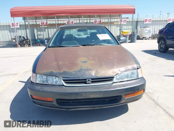 1996 Honda Accord LX with VIN 1HGCD5633TA286104, listed as a IAAI auction lot 42004112 with 186,586 mi miles and . Bid and sale history available at carsss.com. Image 12.