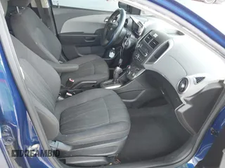 2014 Chevrolet Sonic LT z VIN 1G1JC5SH5E4158757, wystawiony jako IAAI lot #42365251 z przebiegiem 151 346 mil mil oraz . Historia ofert i sprzedaży dostępna na DreamBid. Obrazek 5.