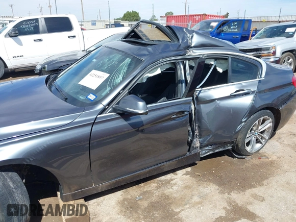 2018 BMW 3 Series 330i z VIN WBA8B9C54JEE81206, wystawiony jako IAAI lot #42251897 z przebiegiem Nie podano mil oraz . Historia ofert i sprzedaży dostępna na DreamBid. Obrazek 6.