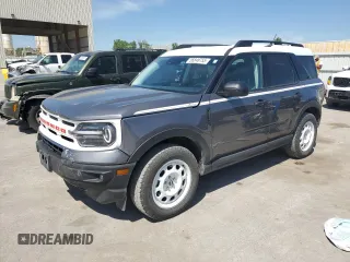 2023 Ford Bronco Sport Heritage z VIN 3FMCR9G60PRD88161, wystawiony jako Copart lot #56848755 z przebiegiem 36 296 mil mil oraz Szkoda całkowita • Salvage title. Historia ofert i sprzedaży dostępna na DreamBid. Obrazek 1.