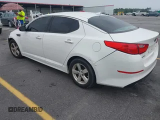 2015 Kia Optima LX z VIN KNAGM4A77F5648515, wystawiony jako IAAI lot #42413810 z przebiegiem 180 827 mil mil oraz . Historia ofert i sprzedaży dostępna na DreamBid. Obrazek 3.