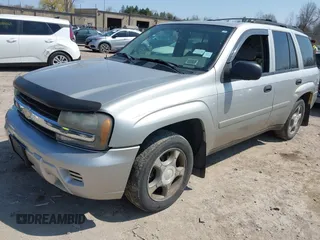2007 Chevrolet TrailBlazer LS with VIN 1GNDT13S272211105, listed as a IAAI auction lot 42106818 with 200,104 mi miles. Bid and sale history available at carsss.com. Image 2.