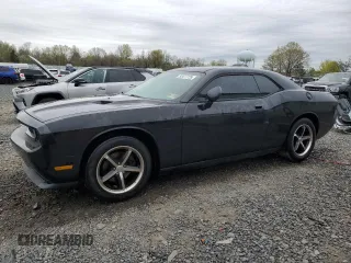 2010 Dodge Challenger SE z VIN 2B3CJ4DV6AH103431, wystawiony jako Copart lot #53477725 z przebiegiem 126 526 mil mil oraz Szkoda całkowita • Salvage title. Historia ofert i sprzedaży dostępna na DreamBid. Obrazek 1.