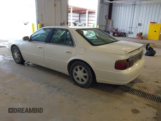 1998 Cadillac Seville STS z VIN 1G6KY5493WU908261, wystawiony jako IAAI lot #41933423 z przebiegiem 179 479 mil mil oraz . Historia ofert i sprzedaży dostępna na DreamBid. Obrazek 3.