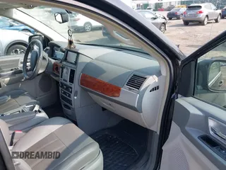 2008 Chrysler Town & Country Touring z VIN 2A8HR54P48R765302, wystawiony jako IAAI lot #42487816 z przebiegiem 128 761 mil mil oraz . Historia ofert i sprzedaży dostępna na DreamBid. Obrazek 5.