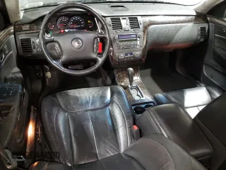 2010 Cadillac DTS 1SC z VIN 1G6KD5EY7AU128077, wystawiony jako Copart lot #58089475 z przebiegiem 203 830 mil mil oraz Szkody całkowita. Historia ofert i sprzedaży dostępna na DreamBid. Obrazek 8.