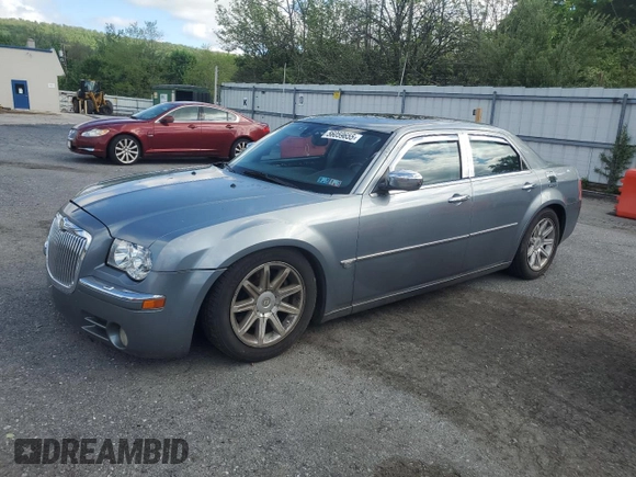 2006 Chrysler 300 C z VIN 2C3LA63HX6H439925, wystawiony jako Copart lot #56059655 z przebiegiem 206 856 mil mil oraz Czysty tytuł • Clean title. Historia ofert i sprzedaży dostępna na DreamBid. Obrazek 1.