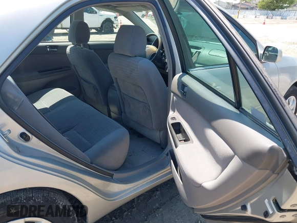 2006 Toyota Camry STD z VIN 4T1BE32K46U725379, wystawiony jako IAAI lot #42247594 z przebiegiem 83 586 mil mil oraz . Historia ofert i sprzedaży dostępna na DreamBid. Obrazek 8.