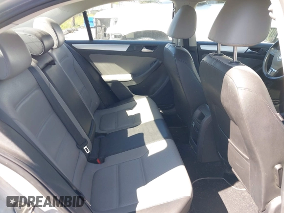 2013 Volkswagen Jetta Hybrid SE z VIN 3VW637AJ1DM303788, wystawiony jako IAAI lot #42205720 z przebiegiem 242 957 mil mil oraz . Historia ofert i sprzedaży dostępna na DreamBid. Obrazek 8.