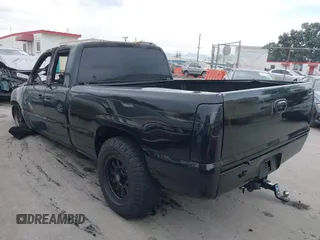 2000 GMC Sierra 1500 SLE z VIN 2GTEC19T7Y1145021, wystawiony jako IAAI lot #40013126 z przebiegiem Nie podano mil oraz . Historia ofert i sprzedaży dostępna na DreamBid. Obrazek 3.
