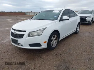 2014 Chevrolet Cruze 1LT z VIN 1G1PC5SB2E7315052, wystawiony jako IAAI lot #41960387 z przebiegiem 109 176 mil mil oraz . Historia ofert i sprzedaży dostępna na DreamBid. Obrazek 2.