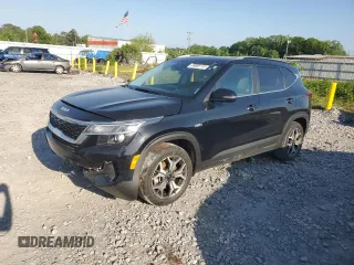 2023 Kia Seltos EX z VIN KNDERCAA8P7376662, wystawiony jako Copart lot #53665115 z przebiegiem 49 481 mil mil oraz Szkoda całkowita • Salvage title. Historia ofert i sprzedaży dostępna na DreamBid. Obrazek 1.