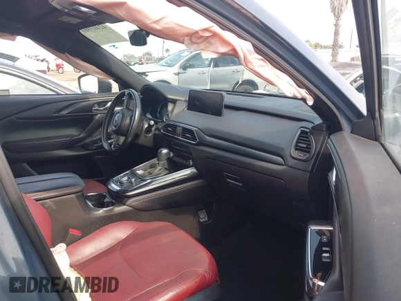 2021 Mazda CX-9 Carbon Edition z VIN JM3TCBDY0M0526352, wystawiony jako IAAI lot #42403901 z przebiegiem 50 193 mil mil oraz . Historia ofert i sprzedaży dostępna na DreamBid. Obrazek 5.