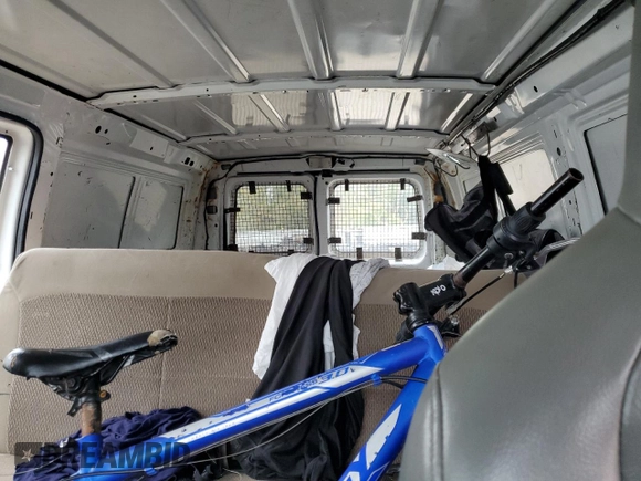 2009 Ford Econoline Cargo Commercial z VIN 1FTSE34L39DA01410, wystawiony jako Copart lot #77798344 z przebiegiem Nie podano mil oraz Szkoda całkowita • Salvage title. Historia ofert i sprzedaży dostępna na DreamBid. Obrazek 10.