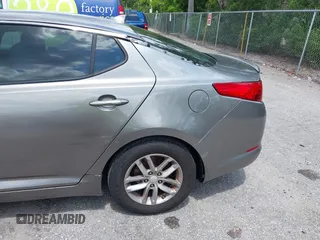 2013 Kia Optima LX z VIN 5XXGM4A70DG098148, wystawiony jako IAAI lot #42352296 z przebiegiem 162 702 mil mil oraz . Historia ofert i sprzedaży dostępna na DreamBid. Obrazek 6.