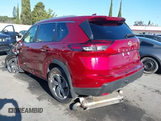 2024 Nissan Rogue SV z VIN 5N1BT3BA9RC705037, wystawiony jako IAAI lot #41827594 z przebiegiem 13 435 mil mil oraz . Historia ofert i sprzedaży dostępna na DreamBid. Obrazek 3.