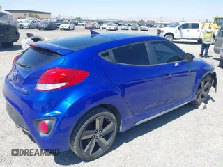2015 Hyundai Veloster Turbo z VIN KMHTC6AE2FU218570, wystawiony jako IAAI lot #42609097 z przebiegiem 104 965 mil mil oraz . Historia ofert i sprzedaży dostępna na DreamBid. Obrazek 4.