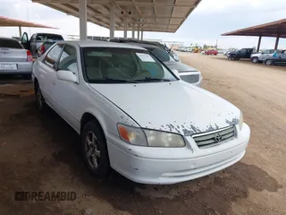 2001 Toyota Camry CE z VIN 4T1BG22K81U793309, wystawiony jako IAAI lot #42197342 z przebiegiem 299 054 mil mil oraz . Historia ofert i sprzedaży dostępna na DreamBid. Obrazek 1.