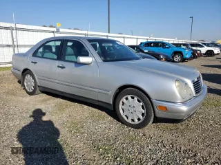 1998 Mercedes-Benz E 320 with VIN WDBJF25F7WA598665, listed as a Copart auction lot 83581624 with 131,537 mi miles and Clean Title. Bid and sale history available at DreamBid. Image 4.