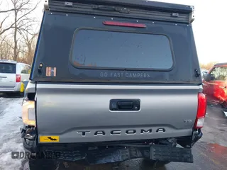 2017 Toyota Tacoma SR5 z VIN 3TMCZ5AN3HM045386, wystawiony jako IAAI lot #41330487 z przebiegiem 140 867 mil mil oraz . Historia ofert i sprzedaży dostępna na DreamBid. Obrazek 17.