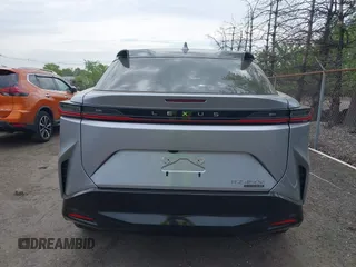 2024 Lexus RZ 450e Premium z VIN JTJAAAAB9RA025975, wystawiony jako IAAI lot #42122679 z przebiegiem Nie podano mil oraz . Historia ofert i sprzedaży dostępna na DreamBid. Obrazek 15.