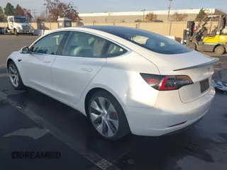 2019 Tesla Model 3 Long Range z VIN 5YJ3E1EB9KF514626, wystawiony jako IAAI lot #41067965 z przebiegiem 43 598 mil mil oraz . Historia ofert i sprzedaży dostępna na DreamBid. Obrazek 3.