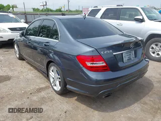2013 Mercedes-Benz C 250 Sport z VIN WDDGF4HB5DA781713, wystawiony jako IAAI lot #42109186 z przebiegiem 142 167 mil mil oraz . Historia ofert i sprzedaży dostępna na DreamBid. Obrazek 3.