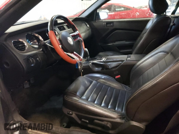 2013 Ford Mustang V6 z VIN 1ZVBP8EM2D5234080, wystawiony jako Copart lot #57939455 z przebiegiem 214 097 mil mil oraz Czysty tytuł • Clean title. Historia ofert i sprzedaży dostępna na DreamBid. Obrazek 7.