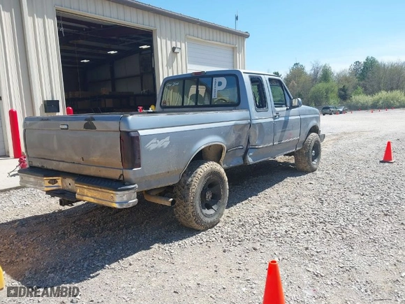 1996 Ford F-250 with VIN 1FTHX26F0TEB68671, listed as a IAAI auction lot 41903909 with 330,621 mi miles. Bid and sale history available at carsss.com. Image 4.