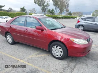 2005 Toyota Camry STD z VIN 4T1BE32K05U383251, wystawiony jako IAAI lot #41906584 z przebiegiem 136 473 mil mil oraz . Historia ofert i sprzedaży dostępna na DreamBid. Obrazek 1.